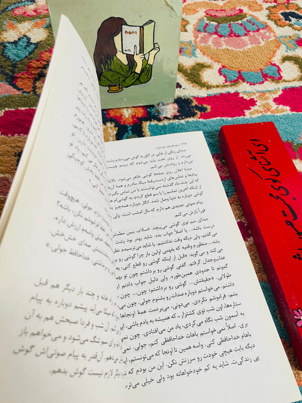 سم هستم بفرمایید / کتاب "نه سم هستم" (I'm Not Sam) داستانی جذاب و پر از تعلیق است که به بررسی هویت و جستجوی خود در دنیای پیچیده و پر از چالشهای انسانی میپردازد.