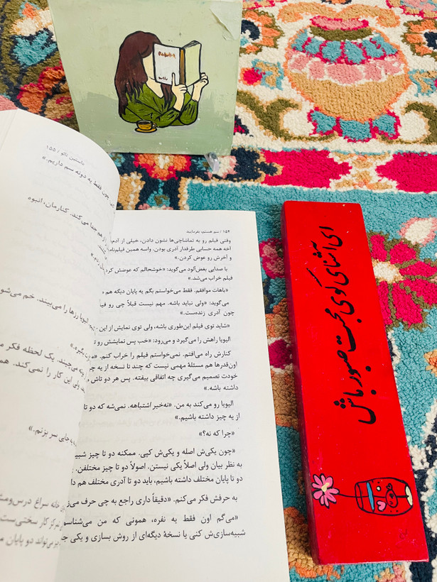 سم هستم بفرمایید / کتاب "نه سم هستم" (I'm Not Sam) داستانی جذاب و پر از تعلیق است که به بررسی هویت و جستجوی خود در دنیای پیچیده و پر از چالشهای انسانی میپردازد.
